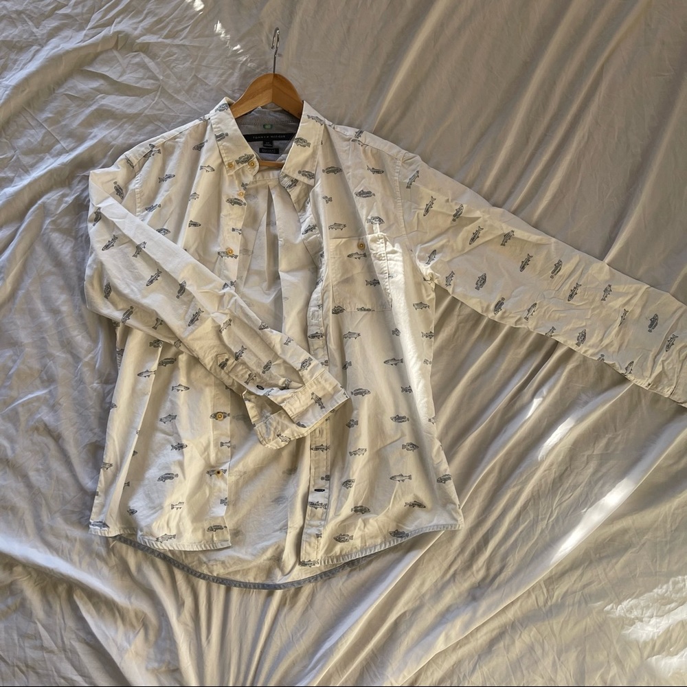 tommy hilfiger fish pattern custom fit shirt (L)